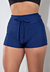 Short liso azul marinho com cadarço fake, ideal para moda fitness.