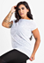 Blusa fitness branca com detalhes de tela e manga curta, modelo feminino.