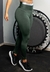 Calça verde com elástico, modelo legging de cintura alta, sendo usada com tênis preto em ambiente de treino.