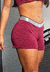 Short fitness elástico na cor marsala, com detalhe em prata na cintura, ideal para atividades físicas.