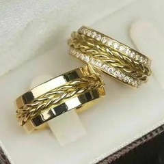 Alianças de Ouro 18k - Acabamento trançado, cravejado com aproximadamente 110 brilhantes