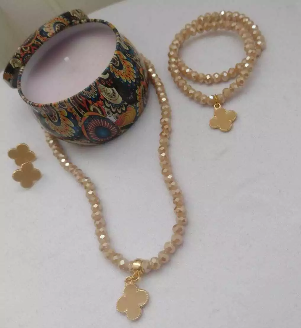 Coleção Sempre Bella: Conjunto de colar, pulseira e brinco de pedrinhas Van Cleef Caramelo