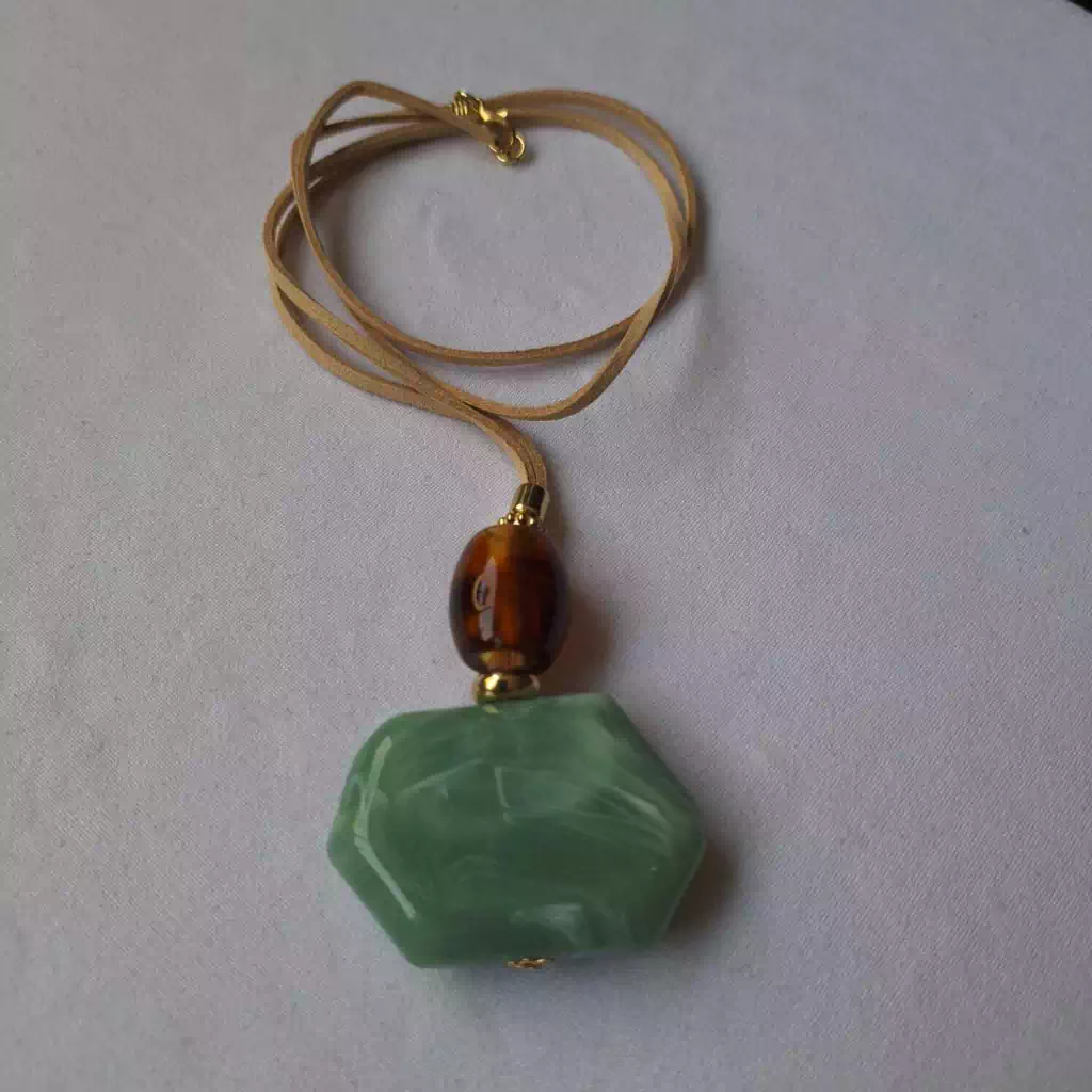 Coleção Ousadas: Colar Bege com Pedra Verde Água