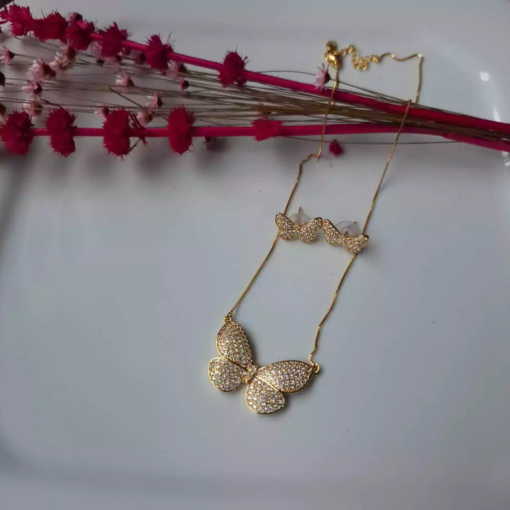 Coleção Luxuosa - Bijuteria Fina - Conjunto Colar e Brincos Borboleta Cravejada Dourada