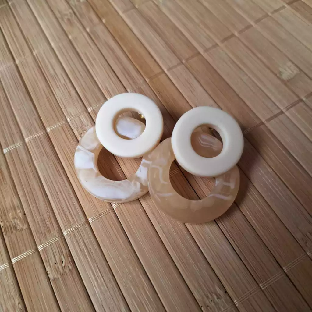 Coleção Ousadas: Brinco de Resina Argolas Off