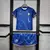 Conjunto Infantil do Chelsea Home 24/25 Azul com patrocínios Three e Trivago. Modelo histórico do Chelsea, ideal para pequenos torcedores e colecionadores apaixonados por futebol e grandes conquistas.