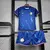 Conjunto Infantil do Chelsea Home 24/25 Azul com patrocínios Three e Trivago. Modelo histórico do Chelsea, ideal para pequenos torcedores e colecionadores apaixonados por futebol e grandes conquistas.