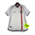 Camisa Retrô Inglaterra Home 2002 Umbro Branca com listra vertical vermelha, gola em V com ribana azul escura e escudo da seleção no peito. Modelo histórico da seleção inglesa, ideal para torcedores e colecionadores apaixonados por futebol e grandes conqu