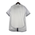 Camisa Retrô Inglaterra Home 2002 Umbro Branca com listra vertical vermelha, gola em V com ribana azul escura e escudo da seleção no peito. Modelo histórico da seleção inglesa, ideal para torcedores e colecionadores apaixonados por futebol e grandes conqu