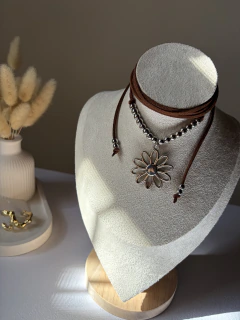 COLLAR DE GAMUZA DAISY NEW CACAO