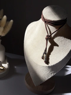 COLLAR CORBATERO DE GAMUZA CAPS CACAO