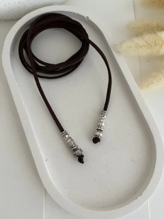 COLLAR CORBATERO DE GAMUZA CAPS CACAO - comprar online