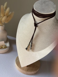 COLLAR CORBATERO CACAO