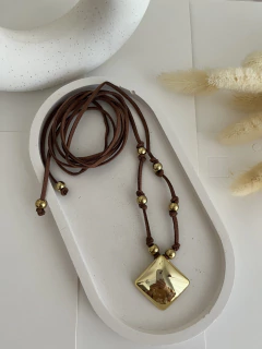 COLLAR DE GAMUZA GEOMETRIC CUBE CANELA - comprar online