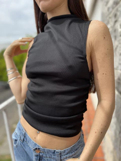 REMERA SIN MANGAS SARA NEGRA - comprar online