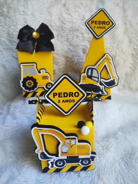 Transforme qualquer celebração em um momento ainda mais especial com o Kit Papelaria Personalizada Clássica para Festa – 15 Peças! Esse conjunto exclusivo foi criado para agregar charme e sofisticação, um detalhe encantador para eventos especiais.