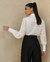 camisa longa chiffon texturizado off white com botões transparentes e bolsos frontais - comprar online