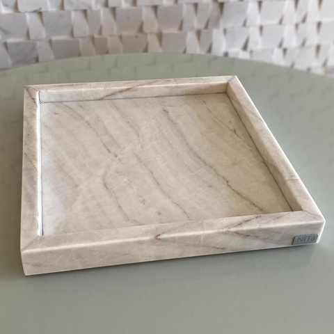 Bandeja quadrada com bordas
