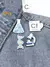 4 pçs ciência esmalte pino microscópio copo químico molecular dna ferramenta experimental biológica broches de metal emblemas para mochila - Capibara Senpai