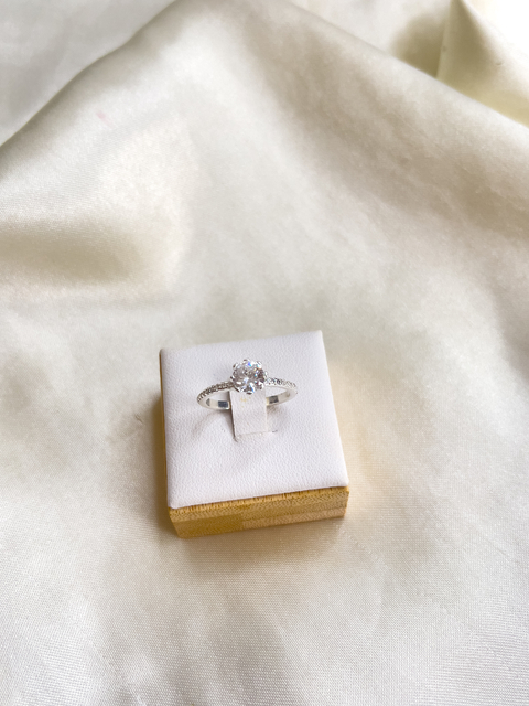 Anel Solitário Prata 925 com Zircônia Branca 6mm – 8 Garras de Proteção e Laterais Cravejadas - comprar online