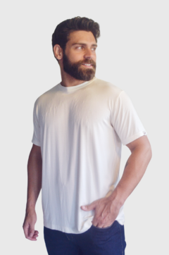 camiseta masculina antiodor na cor off white, com mangas curtas e gola redonda