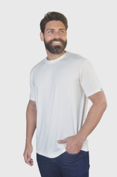 camiseta masculina antiodor na cor off white, com mangas curtas e gola redonda