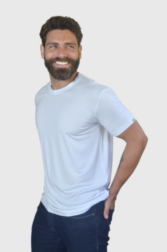 Camiseta antidor masculina branca, modelo ajustado