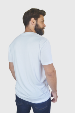 Camiseta antidor masculina branca, modelo ajustado