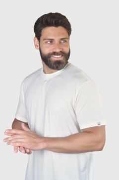 camiseta masculina antiodor na cor off white, com mangas curtas e gola redonda