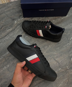 TENIS TOMMY HILFIGER DINO COURO FAIXA LATERAL BRANCO - comprar online