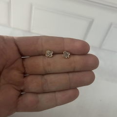 Aros de acero dorado trebol con strass - comprar online
