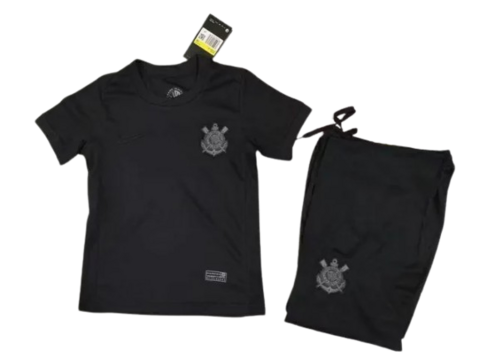 Conjunto infantil preto do Corinthians, composto por camiseta e calção.
