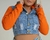 JAQUETA JEANS COM MANGA MOLETOM E CAPUZ