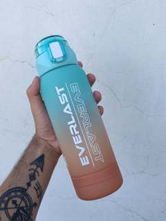 Imagen de BOTELLA DEPORTIVA EVERLAST OPACA ESFUMADA CON BOTON 1000ML