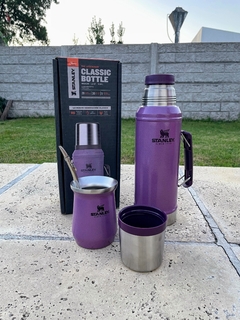 JUEGO TERMO STANLEY CLASSIC 950ML + MATE TERMICO CLASSIC 236ML LILA en internet