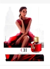 Perfume Carolina Herrera HC Feminino EDT 100ml com embalagem vermelha e modelo vestindo um vestido vermelho.