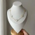 Collar 5 treboles blanco con baño en oro