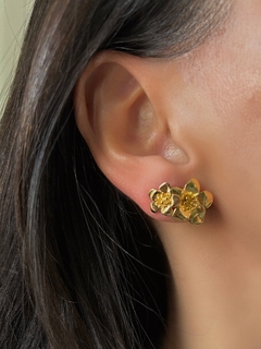 Kit com dois pares de brincos flor dourado - comprar online