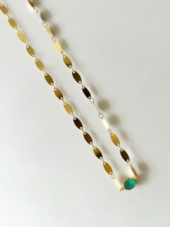 Colar plaquinhas pedra verde dourado
