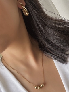 Colar trio de bolinhas dourado - comprar online