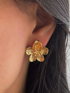 Brinco flor grande dourado - comprar online