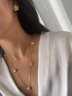 Colar longo flores dourado