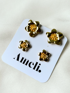 Kit com dois pares de brincos flor dourado