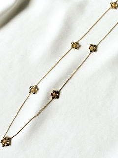 Colar longo flores dourado - comprar online