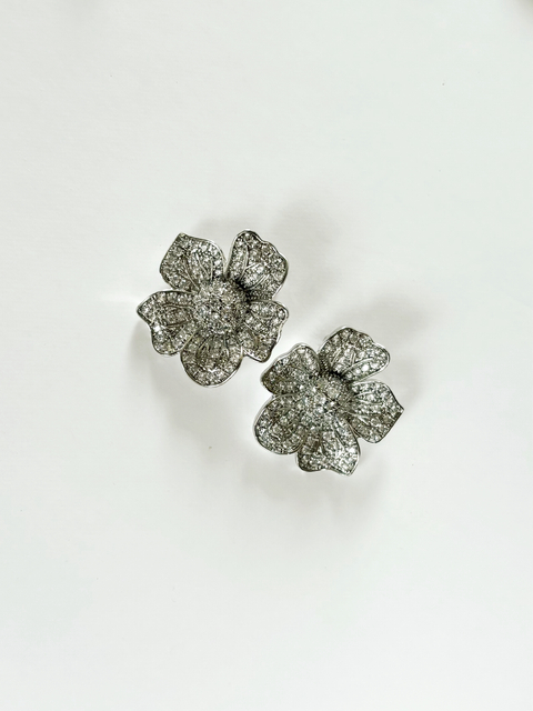 Brinco flor cravejada prata