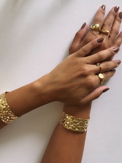 Bracelete martelado dourado - comprar online