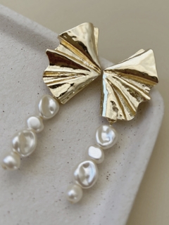 Brinco leque com pérolas dourado