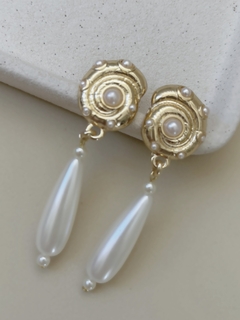 Brinco concha perolada dourado