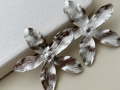 Brinco maxi flor prata