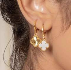 Mini argola trevo dourado - comprar online